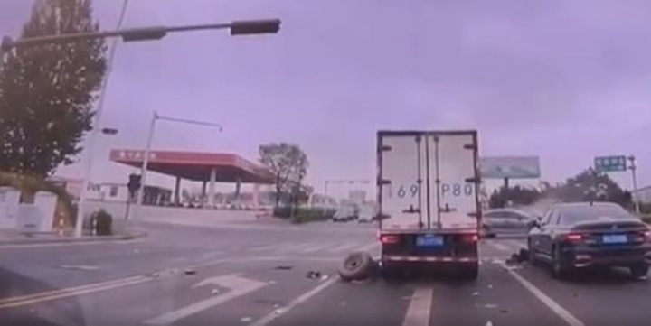 Video: Xe ô tô vượt dền đỏ, đã đâm lật xe cấp cứu ngay giữa giao lộ 