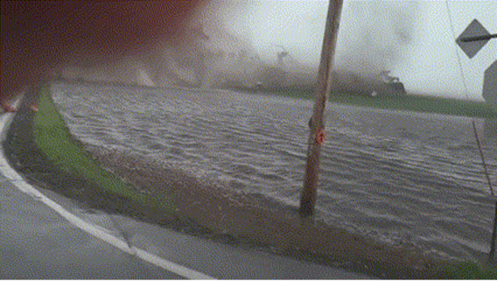 Lốc xoáy bất ngờ ập tới, phá hủy nhiều nhà cửa ở Mỹ