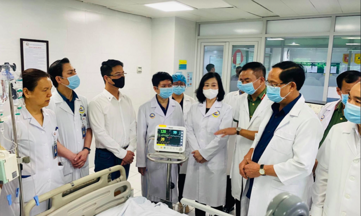 Phó Chủ tịch Quốc hội đến thăm các nạn nhân trong vụ cháy ở Trung Kính