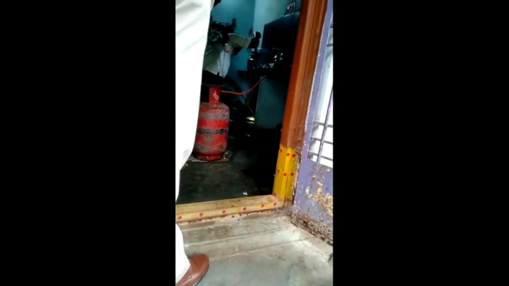 Rắn hổ mang chúa khổng lồ dài 4,5m bò vào bếp, cả gia đình hoảng sợ bỏ chạy 