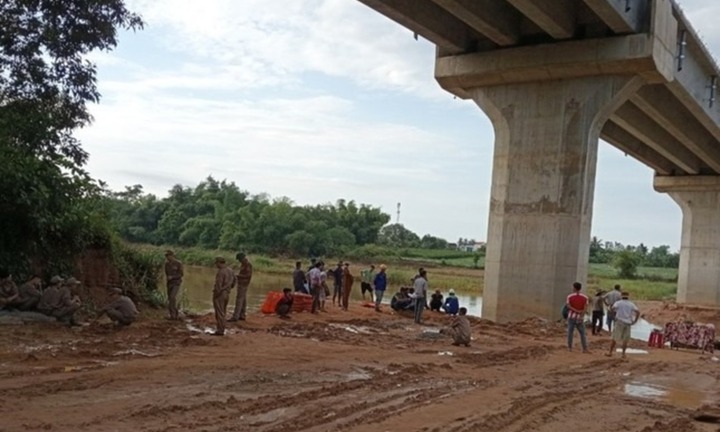 Sập cầu tạm trong đêm ở Quảng Ngãi, một công nhân bị cuốn trôi