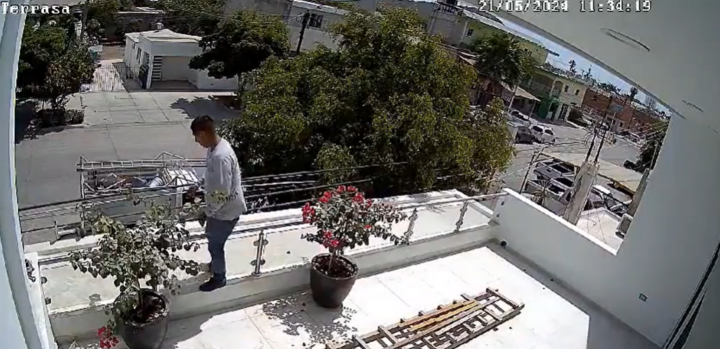 Video: Đang bảo trì máy điều hòa, người đàn ông bị điện giật bốc cháy