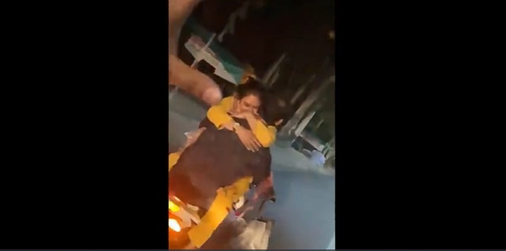 Video: Vừa lái xe máy trên đường, cặp đôi vừa hôn nhau