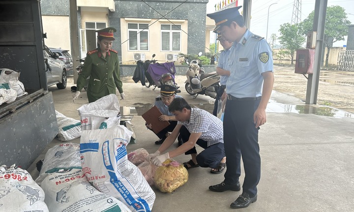 Kịp thời ngăn chặn 1,6 tấn thực phẩm bẩn đang trên đường tiêu thụ