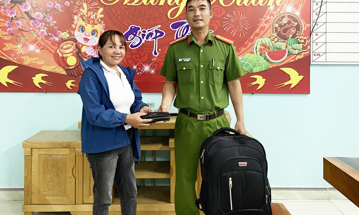 Công an giúp người dân tìm lại hành lý có tiền, vàng do nhà xe đưa nhầm