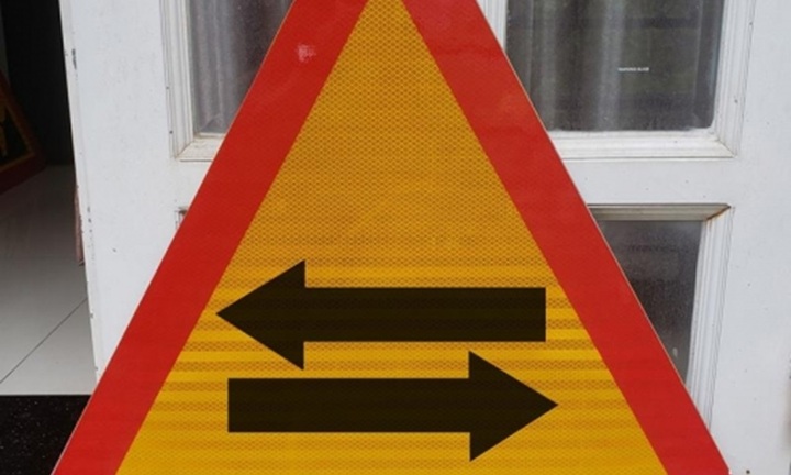 Thấy biển báo giao nhau với đường hai chiều phải chú ý điều gì?