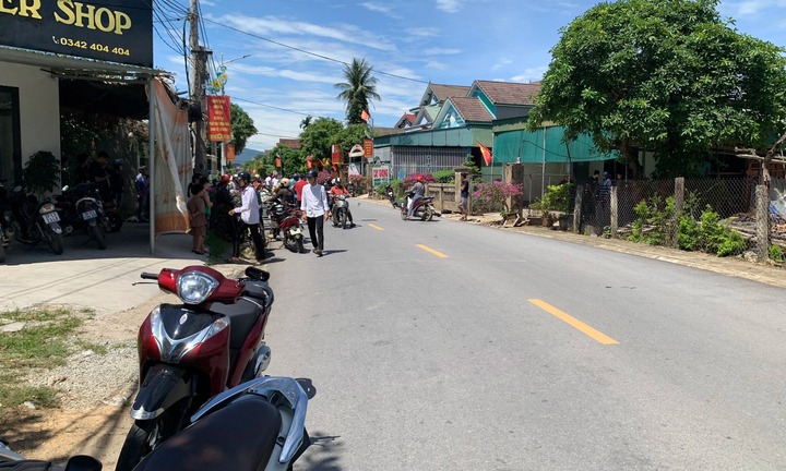 Ba học sinh chở nhau bằng xe máy, va vào cổng nhà dân, một nam sinh tử vong 