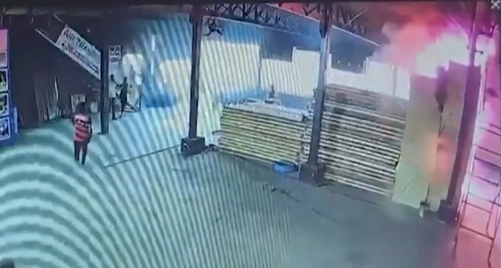 Video: Cận cảnh khoảnh khắc tia lửa phát sinh vụ hỏa hoạn 28 người chết ở Ấn Độ