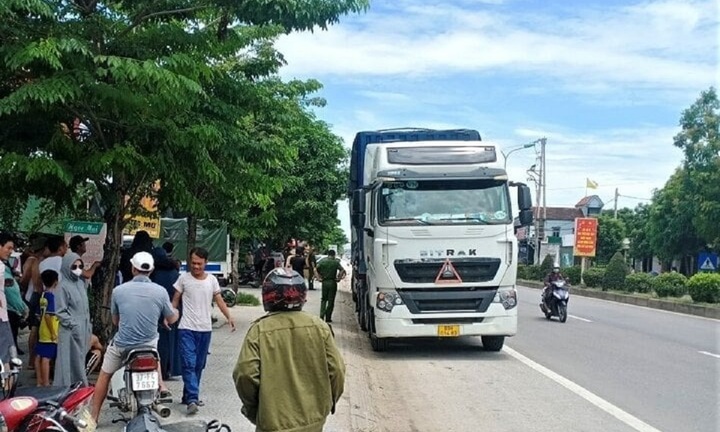 Vụ tài xế chết trong cabin xe đầu kéo: Công an thấy gì khi tiếp cận hiện trường?