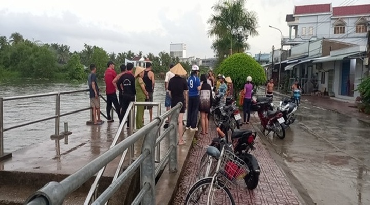 Bé trai 10 tuổi đuối nước khi đang tắm sông trong lúc trời mưa to