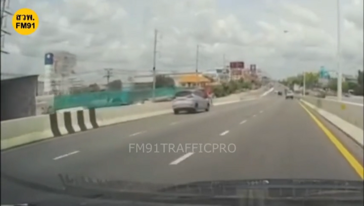 Ô tô bị hất rơi khỏi cầu vượt sau khi chen vào giữa 2 phương tiện