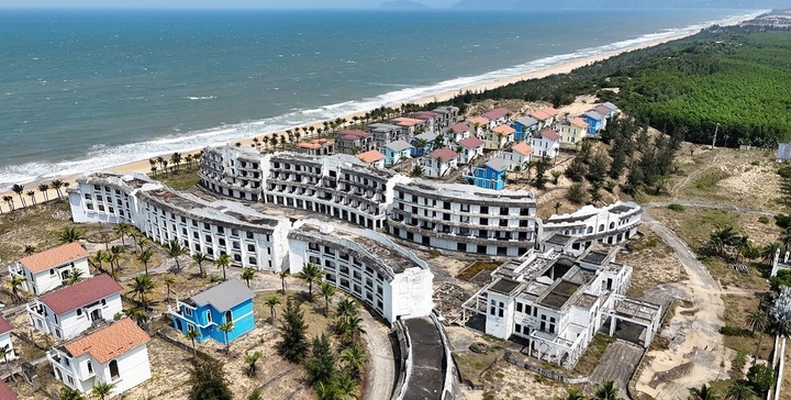 Cảnh hoang tàn bên trong khu nghỉ dưỡng triệu đô nằm bên Vịnh Lăng Cô