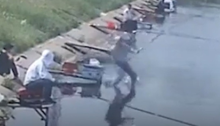 Video: Ung dung ngồi câu, nam thanh niên bị cá lớn kéo thẳng xuống nước