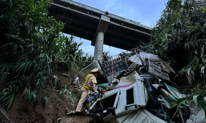 Hiện trường vụ xe tải lật qua thành cầu lao xuống vực sâu, 3 người bị thương