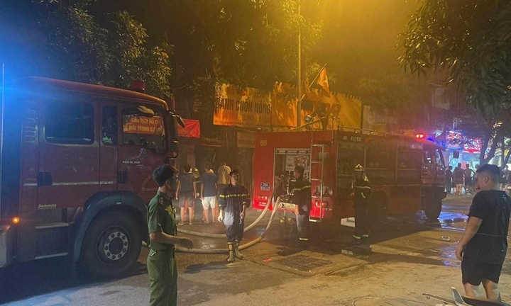 Người dân kể lại khoảnh khắc nhà 4 tầng ở Hà Nội bốc cháy trong đêm