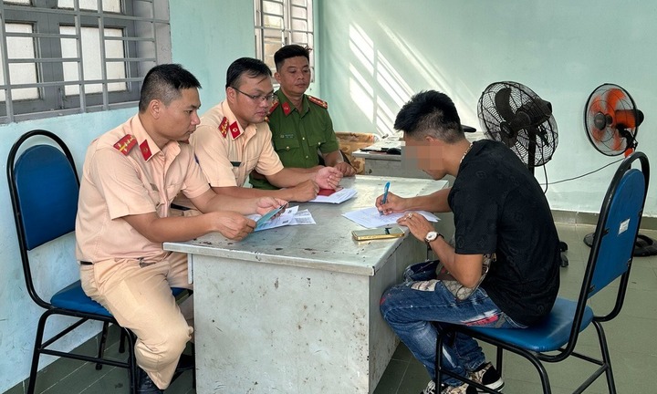 Xử lý tài xế lái ô tô lắp đèn như