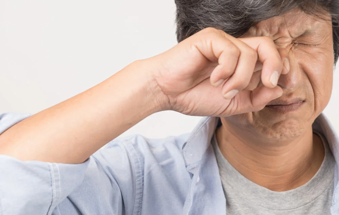 Chàng trai 21 tuổi bất ngờ hỏng giác mạc vì thói quen nhiều người hay làm