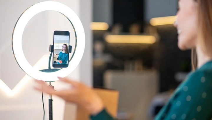 Con trai lén tặng hot girl mạng nửa tỷ đồng, mẹ kiện đòi lại nhưng không thành