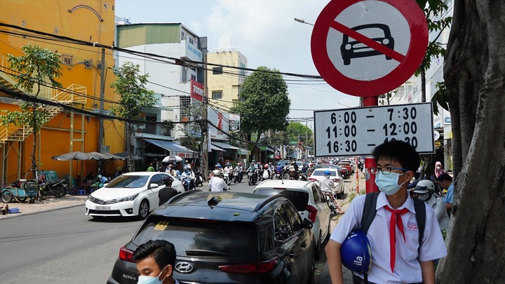 Để vật che khuất biển báo giao thông bị phạt bao nhiêu?