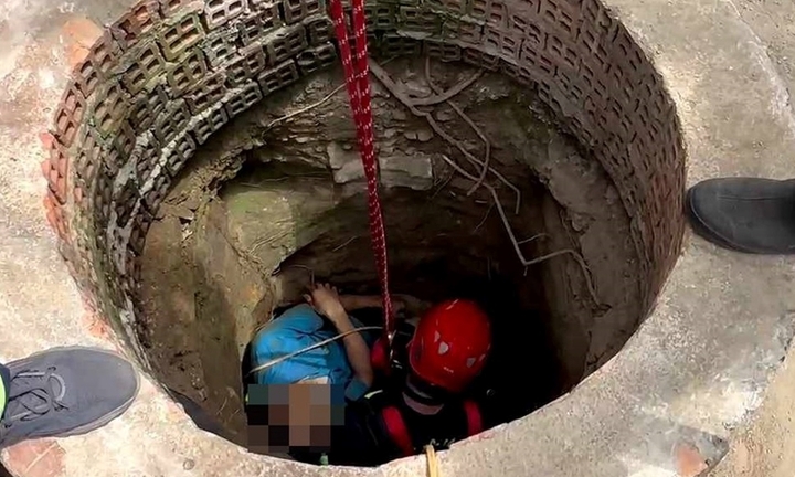 Thương tâm cảnh em trai ngạt khí dưới giếng sâu 18m, anh xuống cứu cũng tử vong 