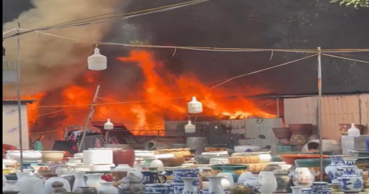 Kịp thời dập tắt đám cháy lớn tại khu vực đối diện Viện Y học cổ truyền Quân đội