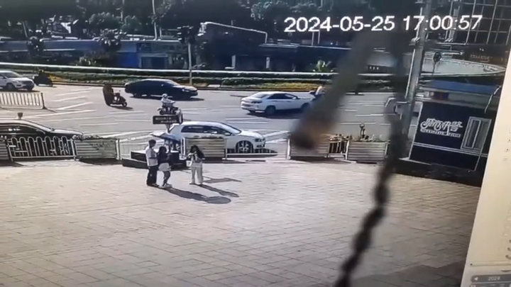 Thót tim cảnh xe buýt mất lái lao xuống sân ga khiến 9 người bị thương
