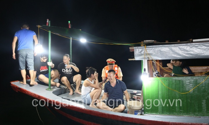Công an Quảng Ninh xử lý nghiêm tour câu mực đêm tự phát trên Vịnh Hạ Long