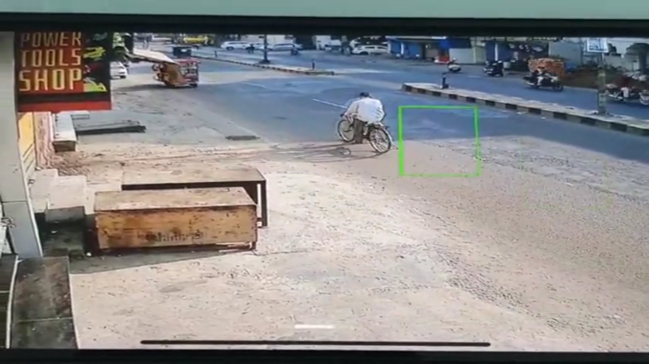 Khoảnh khắc tài xế xe buýt đánh lái, tông ngã 2 tên cướp trên phố