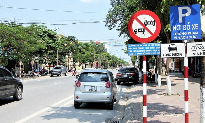 Phân biệt dừng xe và đỗ xe trên vỉa hè?