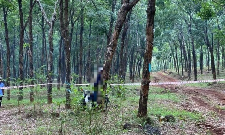 Vụ người đàn ông chết trong tư thế treo cổ ở lô cao su: Bên cạnh thi thể có gì?