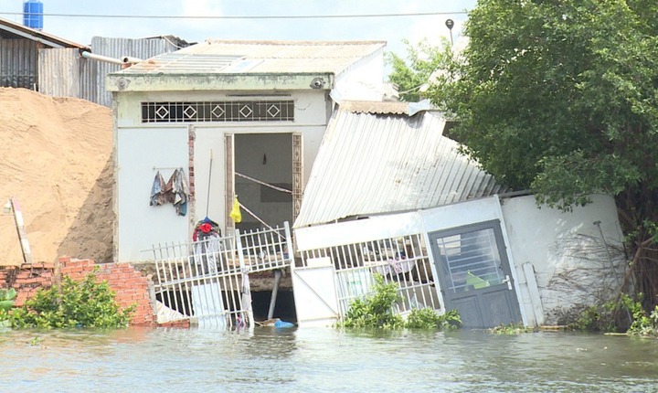 Tin thời sự nóng mới nhất ngày 1/6: 10 nhà dân sụp xuống sông ở Cần Thơ