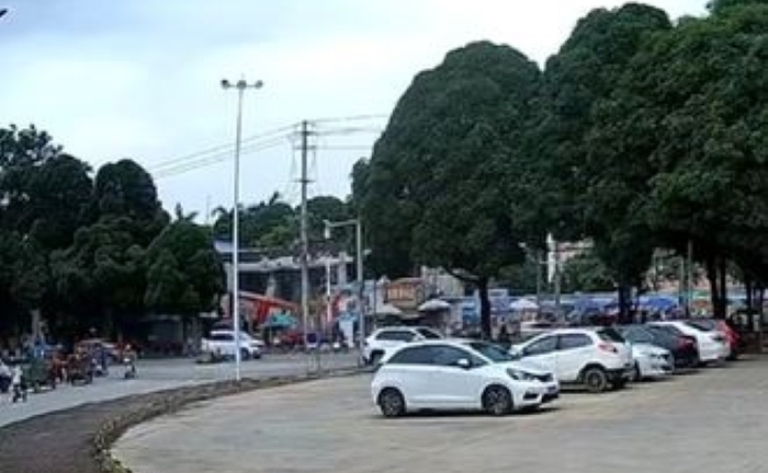 Clip: Nhà hai tầng bất ngờ đổ sập khiến nhiều người bị mắc kẹt