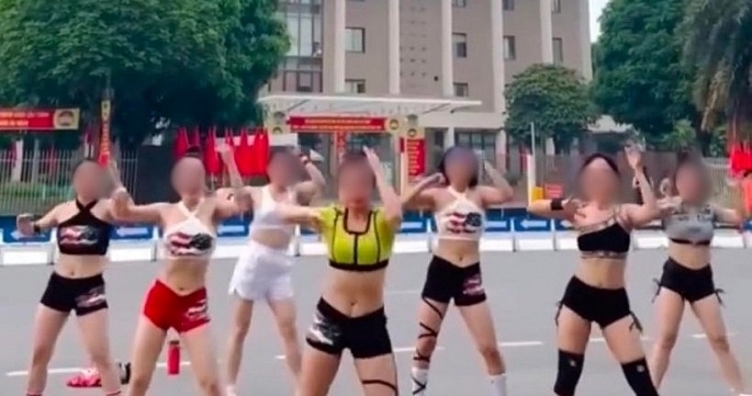 Công an làm việc với đại diện nhóm nhảy phản cảm trước UBND quận Hà Đông