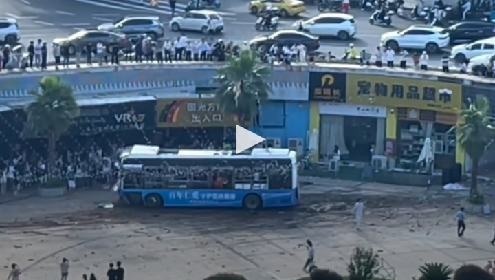Xe buýt mất kiểm soát tông gãy rào chắn, rơi xuống sân ga