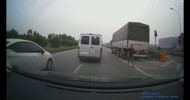 Xử phạt tài xế xe ô tô tải lùi xe trên đường cao tốc Hà Nội - Bắc Giang