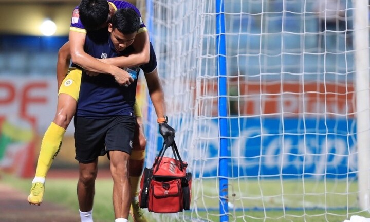 Trước ngày ra mắt tuyển Việt Nam, HLV Kim Sang-sik bất ngờ nhận tin không vui