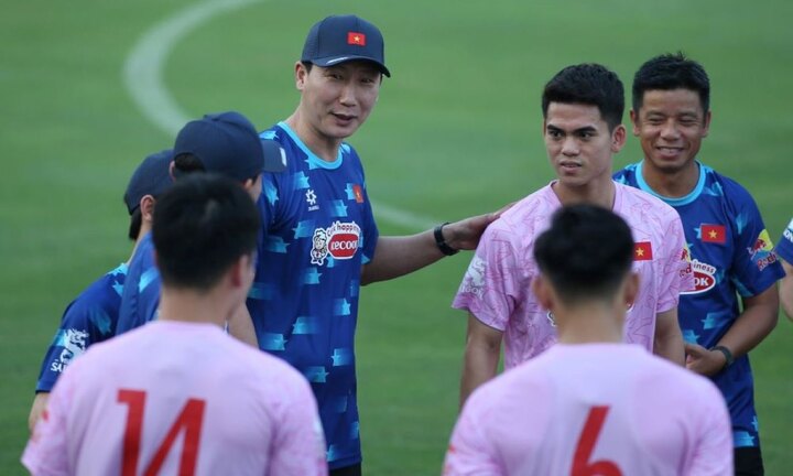 HLV Kim Sang-sik chứng minh mình khác biệt với ông Troussier