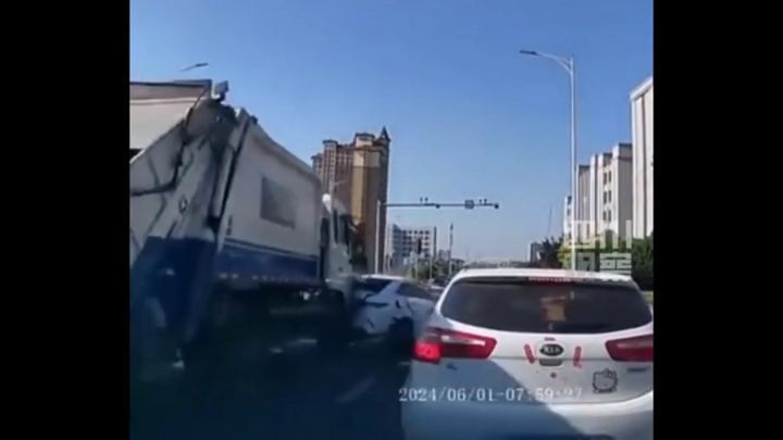 Khoảnh khắc xe tải mất phanh, gây tai nạn liên hoàn trên phố