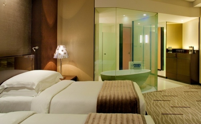 Tại sao kính trong phòng tắm khách sạn đều trong suốt?