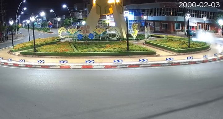 Nam thanh niên đi xe mô tô tông thẳng vào vòng xuyến rồi văng lên không trung