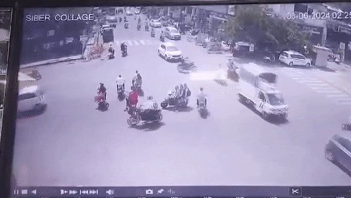 Video: Ô tô tông một loạt phương tiện ở ngã tư, 3 người chết
