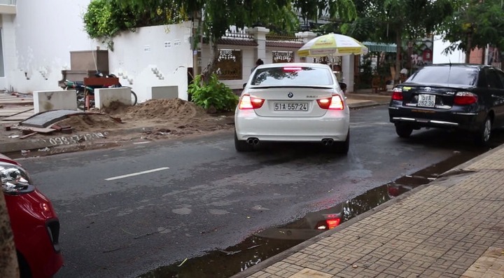 Không được lùi ô tô trong trường hợp nào?