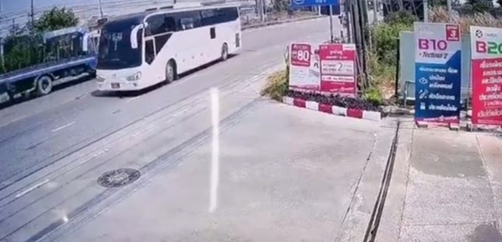 Video: Lao vào gầm xe khách, cô gái sống xót thần kỳ