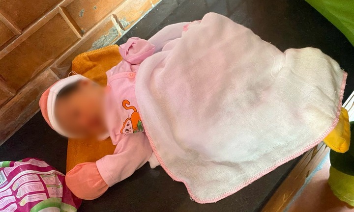 Xót xa bé gái sơ sinh khoảng 1 ngày tuổi bị bỏ rơi ở ven đường