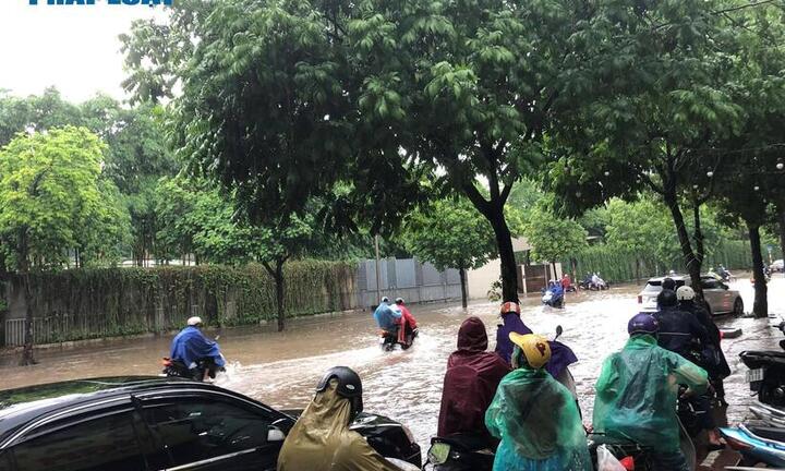 Mưa lớn khiến nhiều tuyến phố Hà Nội ngập sâu, người dân chật vật di chuyển