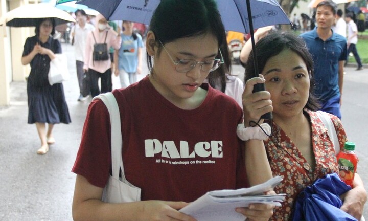 Hơn 5.400 thí sinh đội mưa