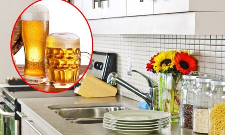 Tác dụng bất ngờ của việc đổ bia thừa vào nhà vệ sinh