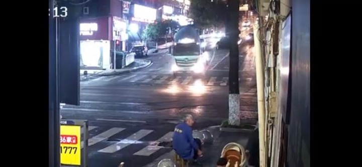 Video: Xe trộn xi măng mất lái lao lên vỉa hè, nhiều người hoảng hốt