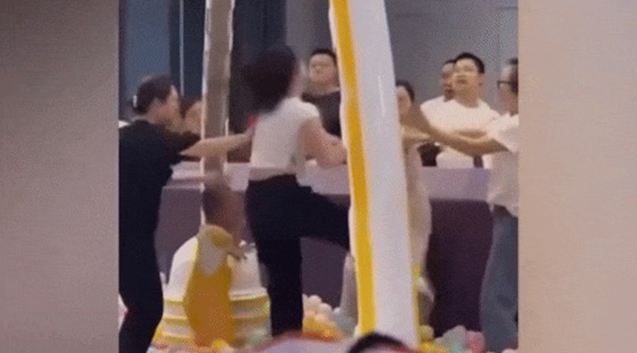 Video: 2 bà mẹ bất ngờ lao vào đánh nhau dữ dội khi đưa con đến khu vui chơi