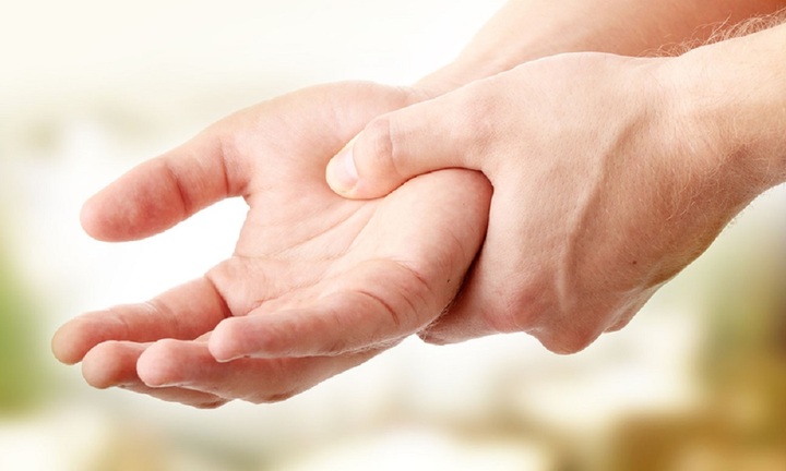 Làm sao để khắc phục run tay khi tập trung làm việc?